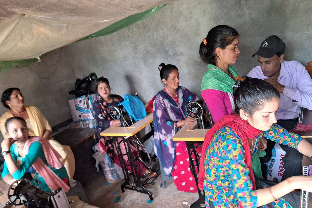 बैतडीको डिलाशैनीमा महिलाहरुलाई सिलाई कटाई  तालिम 